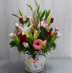 Red And White Roses Bouquetin a vase